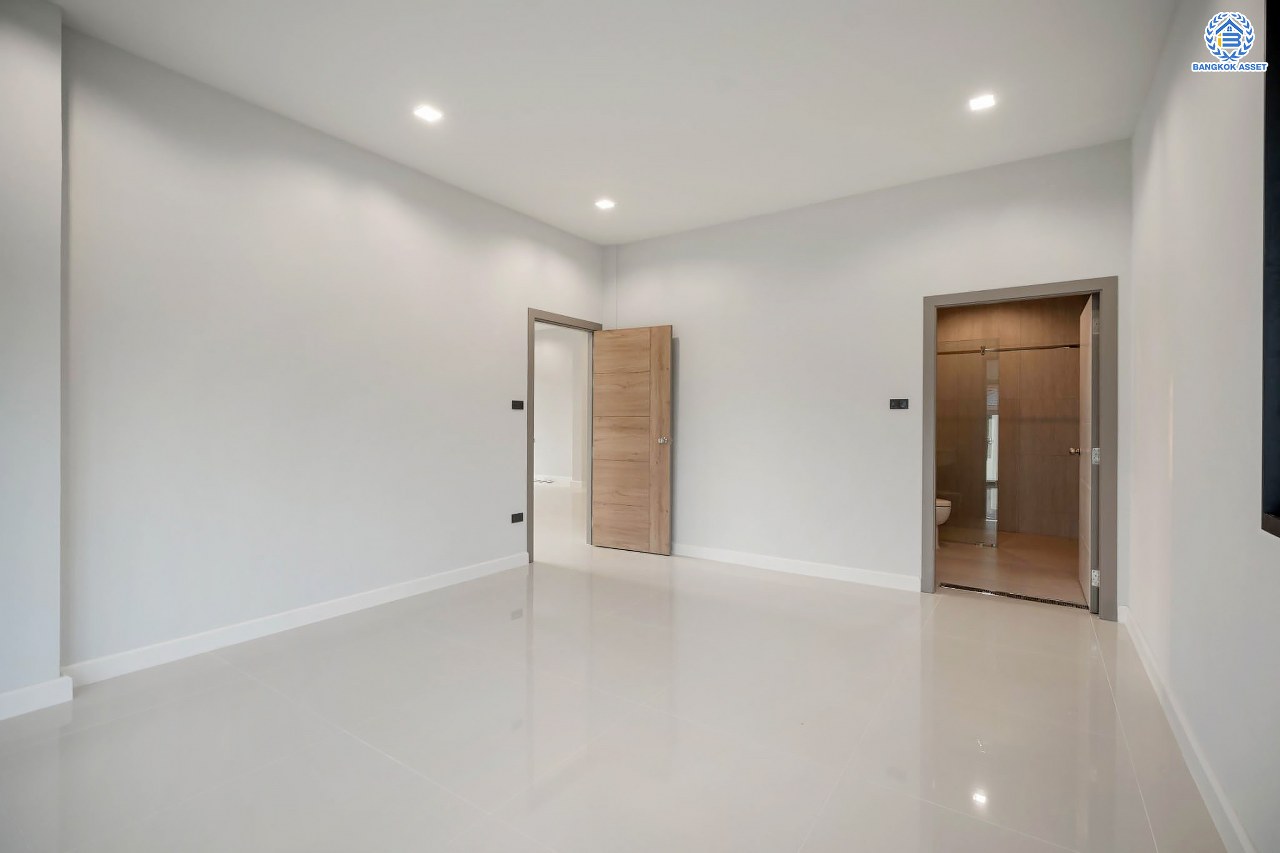 บ้านมือสองตกแต่งใหม่ โครงการ กฤษดานคร20 ปิ่นเกล้า-บรมราชชนนี บ้านหลังมุม ติดทะเลสาบ บนเนื้อที่กว้างมากถึง 238 ตร.ว. ตกแต่งด้วยวัสดุเกรดพรีเมี่ยม ฟังก์ชัน 5 ห้องนอน 6 ห้องน้ำ 1 ห้องอเนกประสงค์ 4 ที่จอดรถ พร้อมทั้งเปลี่ยนระบบไฟฟ้า สุขาภิบาล ทำเลศักยภาพ ติดถนนบรมราชชนนี ใกล้มหาวิทยาลัยมหิดล และเพียง 10 นาทีถึงเซ็นทรัล ปิ่นเกล้า